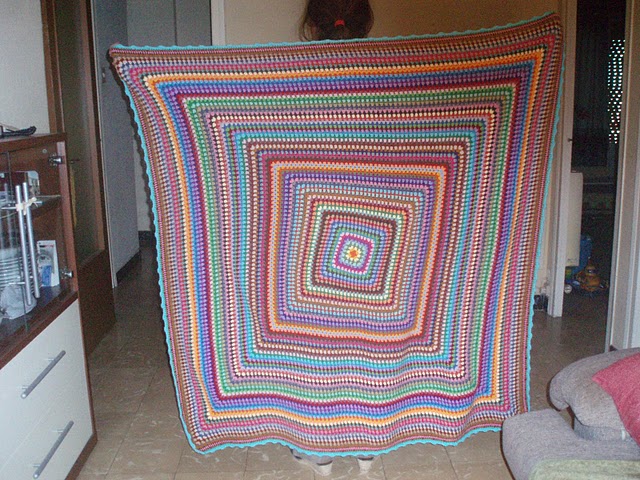 And she did it! A 100 rounds GIANT Granny Square :)